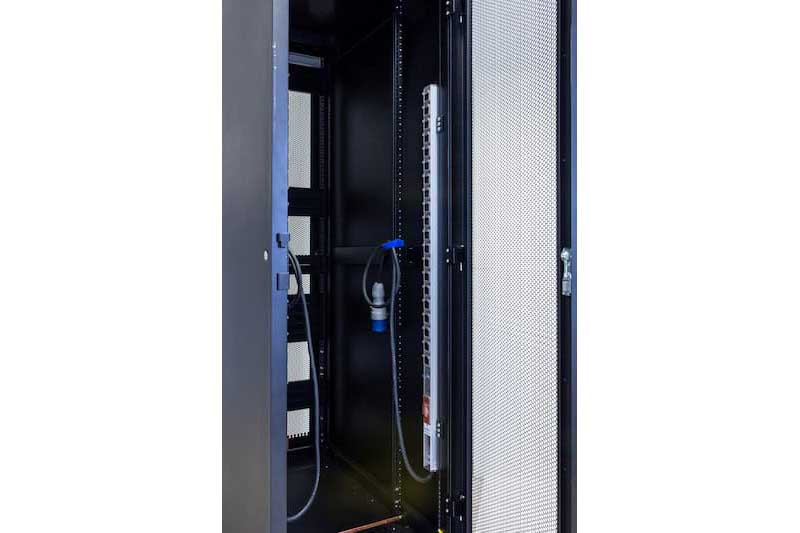 Fujitsu-Serverschrank-42U-komplett-inside