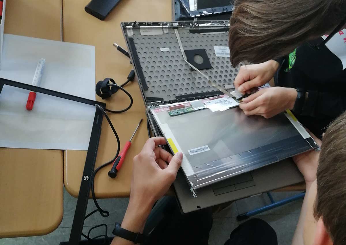 Workshop „Das zweite Leben alter Computer“ an der Realschule Regenstauf