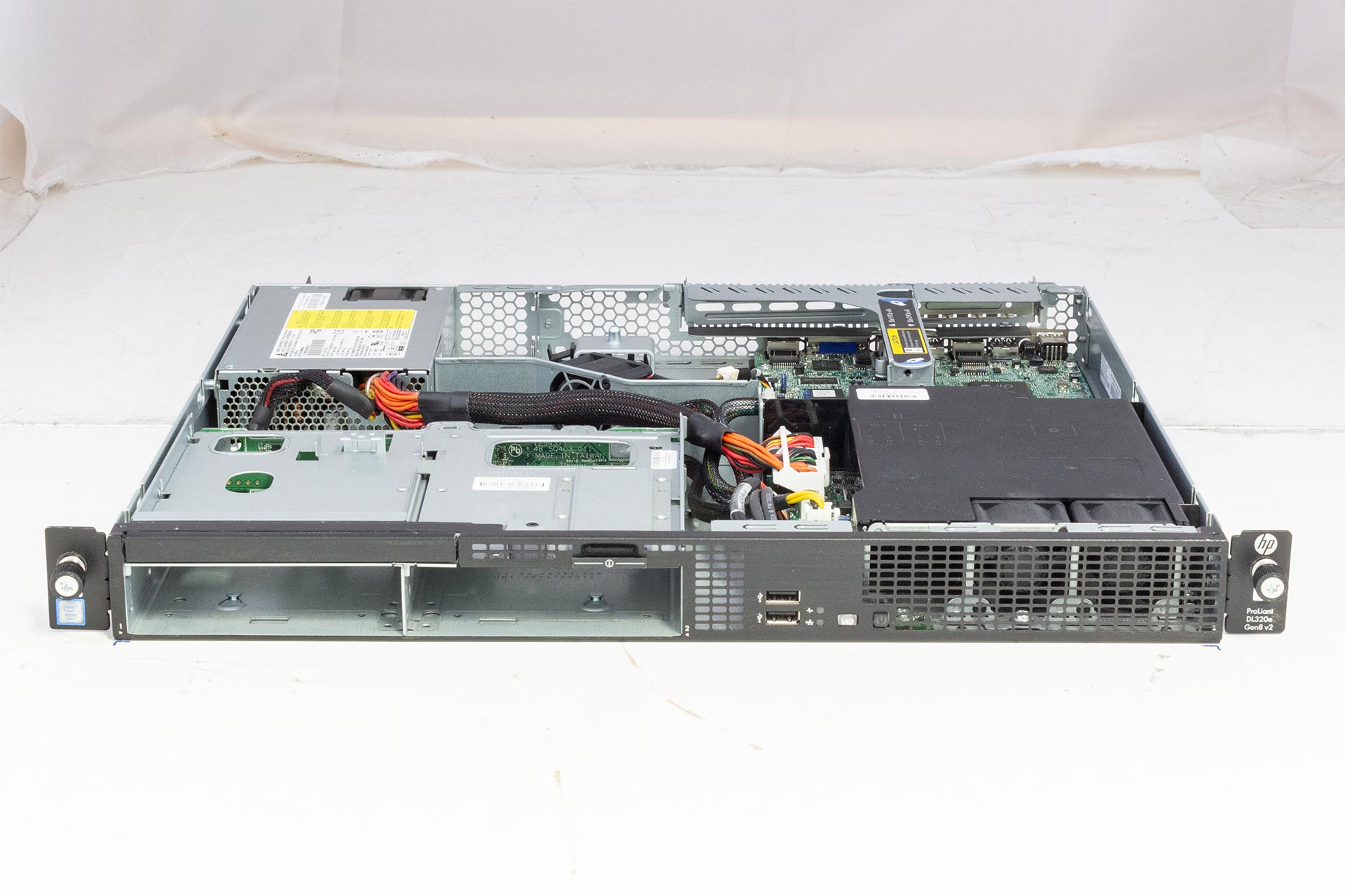 HPE-DL320e-Gen8-v2-1x-E3-1220v3-3.1GHz-4-Core-8GB-PC3-12800-2xLFF-SATA-B120i-1x250W-front-open